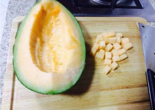 半边哈密瓜怎么吃,半边哈密瓜的多样食法探索