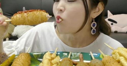 网红小姐姐卖小吃的,特色小吃热辣来袭！