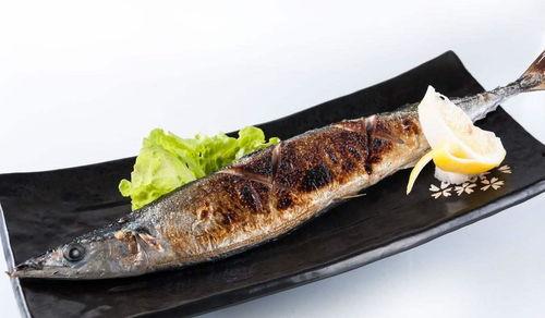 网红秋刀鱼的做法和配料,秋意盎然，鲜美入魂的烹饪艺术