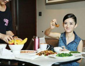 娱乐吃瓜酱娜娜摆摊